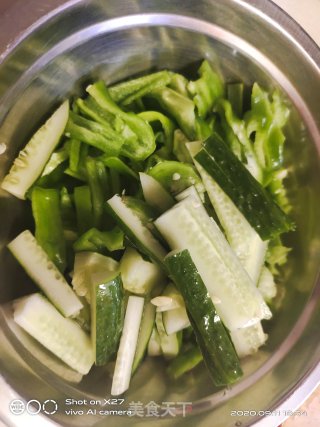青椒黄瓜炒肉丝的做法步骤：1