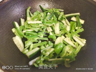 青椒黄瓜炒肉丝的做法步骤：5