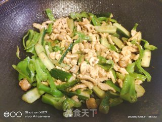 青椒黄瓜炒肉丝的做法步骤：6