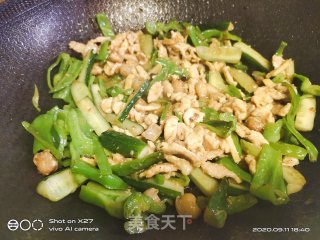 青椒黄瓜炒肉丝的做法步骤：7