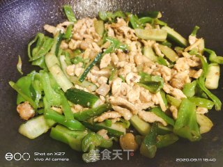 青椒黄瓜炒肉丝的做法步骤：8