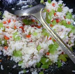 瘦肉红椒莴笋炒饭的做法步骤：11