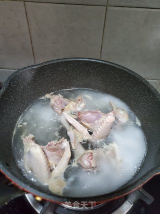 天麻西洋参煲乳鸽汤的做法步骤：2