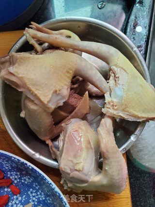 天麻西洋参煲乳鸽汤的做法步骤：3