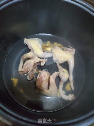天麻西洋参煲乳鸽汤的做法步骤：4
