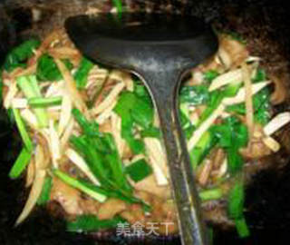 韭菜茭白炒面筋的做法步骤：8