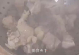 家常炒鸡的做法步骤：1