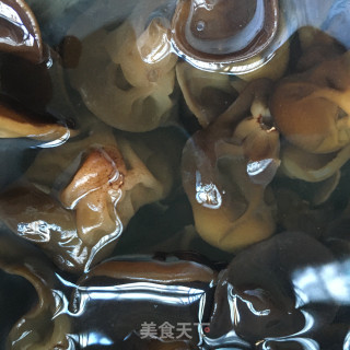 红萝卜木耳炒蛋的做法步骤：1
