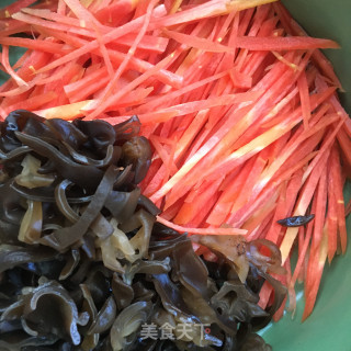 红萝卜木耳炒蛋的做法步骤：4