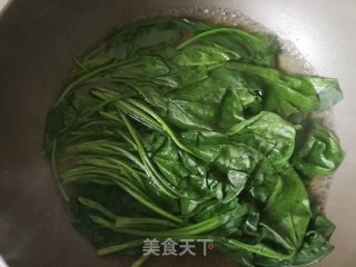 酸辣菠菜面的做法步骤：1