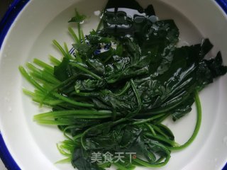 酸辣菠菜面的做法步骤：2