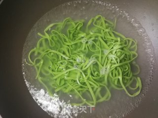 酸辣菠菜面的做法步骤：12