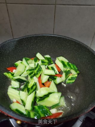 红椒炒青瓜的做法步骤：5