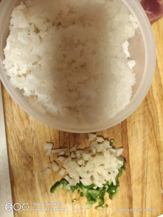 葱香蛋炒饭的做法步骤：3