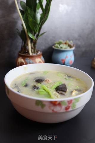 丝瓜肉末皮蛋汤的做法步骤：1