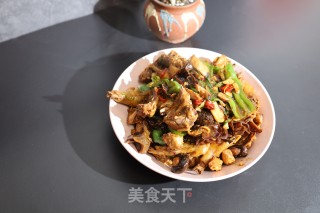 香菇木耳烧鸡肉的做法步骤：1