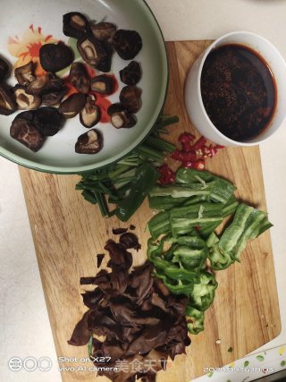 香菇木耳烧鸡肉的做法步骤：2