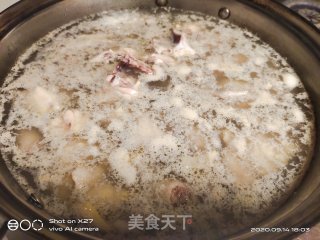 香菇木耳烧鸡肉的做法步骤：3