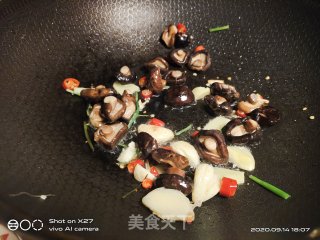 香菇木耳烧鸡肉的做法步骤：5