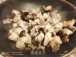 香菇木耳烧鸡肉的做法步骤：6