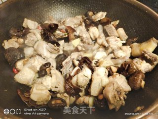 香菇木耳烧鸡肉的做法步骤：7