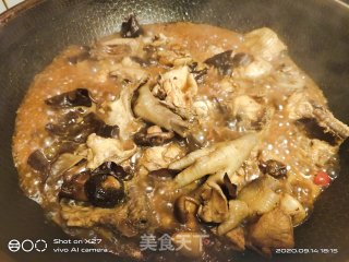 香菇木耳烧鸡肉的做法步骤：8