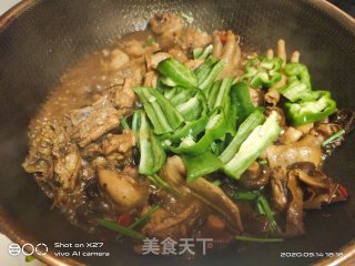 香菇木耳烧鸡肉的做法步骤：9