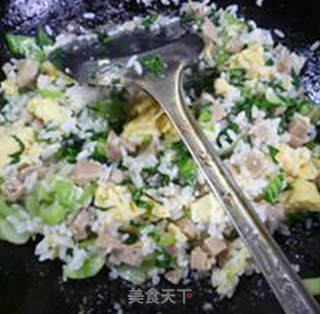 青菜贡丸鸡蛋炒饭的做法步骤：11