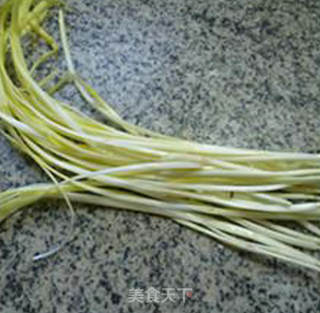 韭菜芽瘦肉炒荷兰豆的做法步骤：1