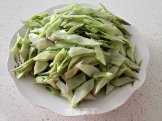 眉豆角炒辣椒的做法步骤：2