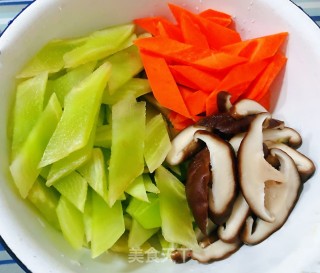 莴笋香菇炒牛肉片的做法步骤：5