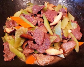 莴笋香菇炒牛肉片的做法步骤：11