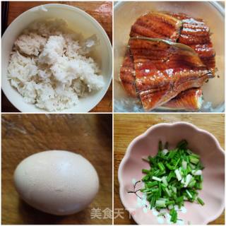 鳗鱼蛋炒饭的做法步骤：1