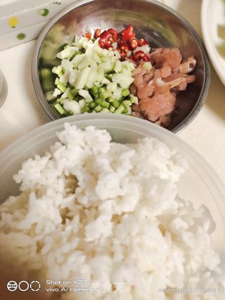 萝卜干蒜薹肉丝炒饭的做法步骤：2