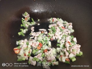 萝卜干蒜薹肉丝炒饭的做法步骤：3