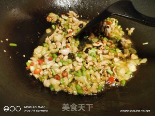 萝卜干蒜薹肉丝炒饭的做法步骤：5