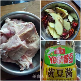 黄豆酱焖牛腩的做法步骤：1
