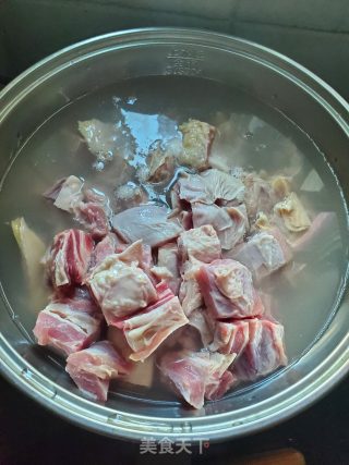 黄豆酱焖牛腩的做法步骤：2