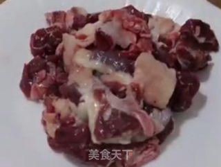 番茄烧牛腩的做法步骤：1