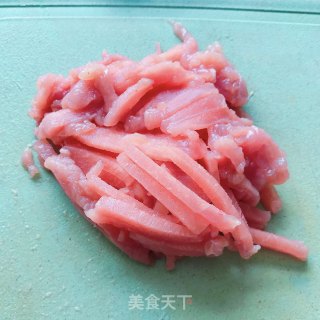 青椒炒肉丝的做法步骤：2