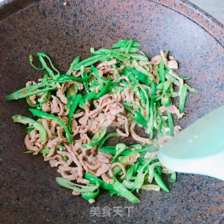 青椒炒肉丝的做法步骤：11