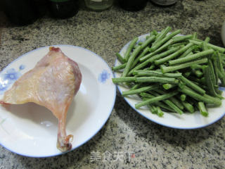 腊鸭腿煮豇豆的做法步骤：1