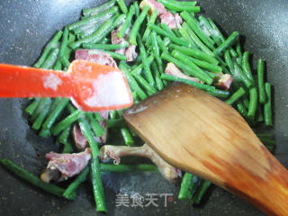 腊鸭腿煮豇豆的做法步骤：5