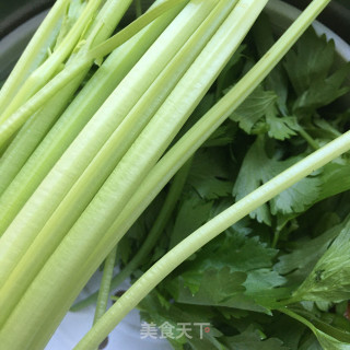 宣威火腿炒香芹的做法步骤：2