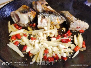 油焖长江鲫鱼的做法步骤：6