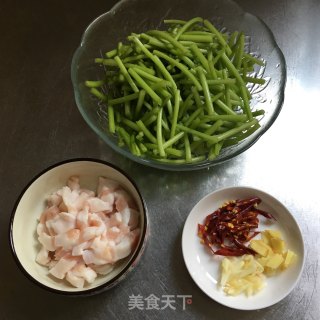 红薯杆子炒肉的做法步骤：1