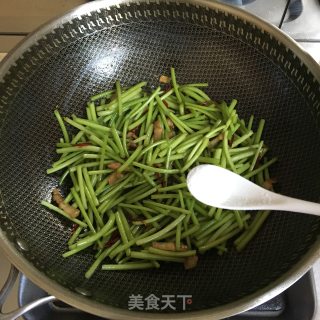 红薯杆子炒肉的做法步骤：6