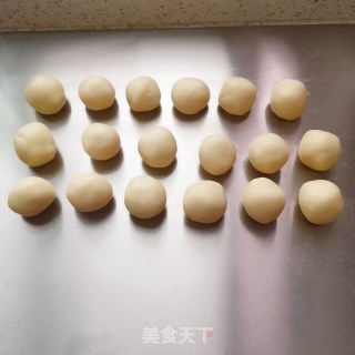 蛋黄酥的做法步骤：7