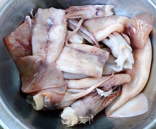 韭菜鱿鱼鹅蛋香菇水饺的做法步骤：1