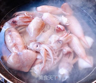 韭菜鱿鱼鹅蛋香菇水饺的做法步骤：2